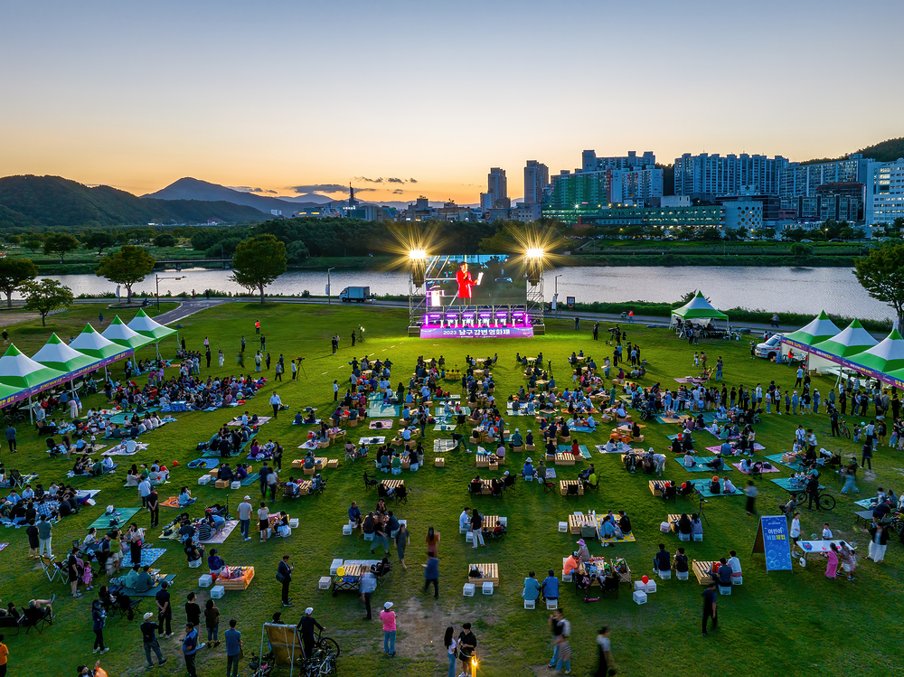 공원에 모여 함께 시간을 보내는 사람들